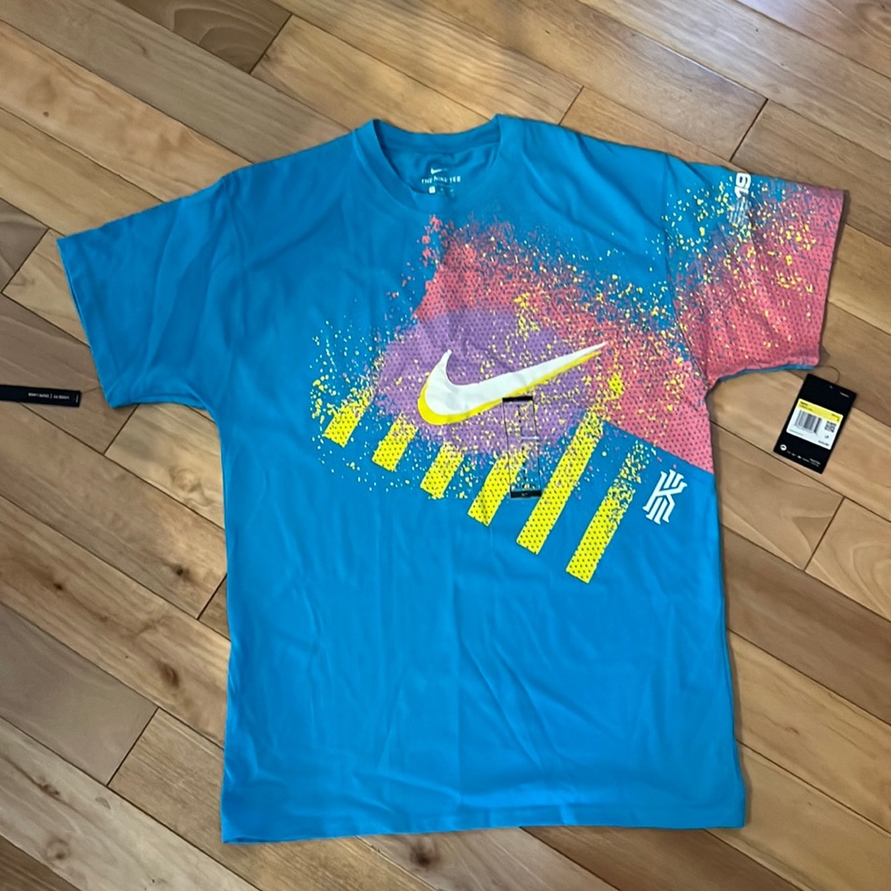 NWT nike t shirt